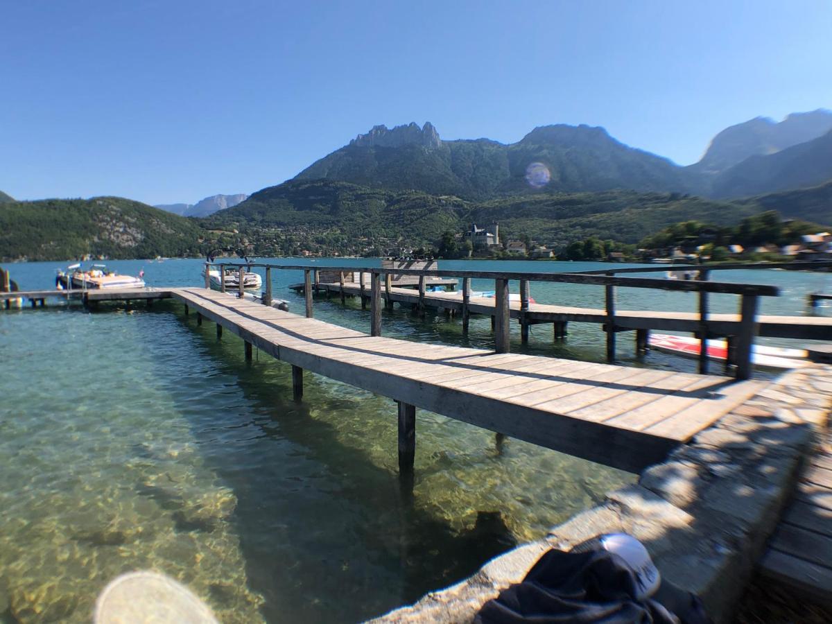 Logement atypique avec vue unique panoramique sur le lac d’Annecy, dans une résidence avec plage et ponton privée sur la commune de Duingt  Exterior foto