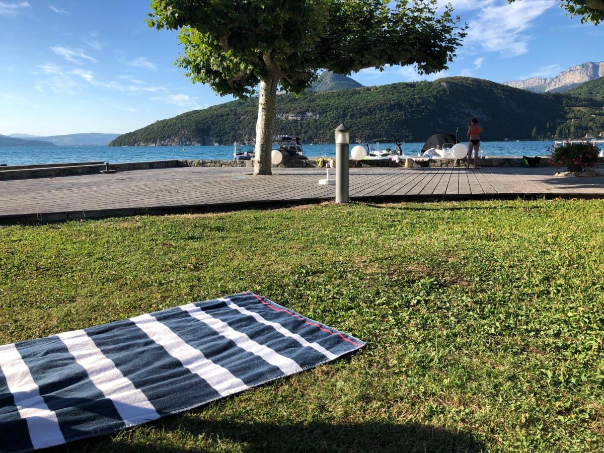 Logement atypique avec vue unique panoramique sur le lac d’Annecy, dans une résidence avec plage et ponton privée sur la commune de Duingt  Exterior foto