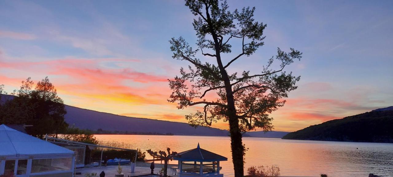 Logement atypique avec vue unique panoramique sur le lac d’Annecy, dans une résidence avec plage et ponton privée sur la commune de Duingt  Exterior foto