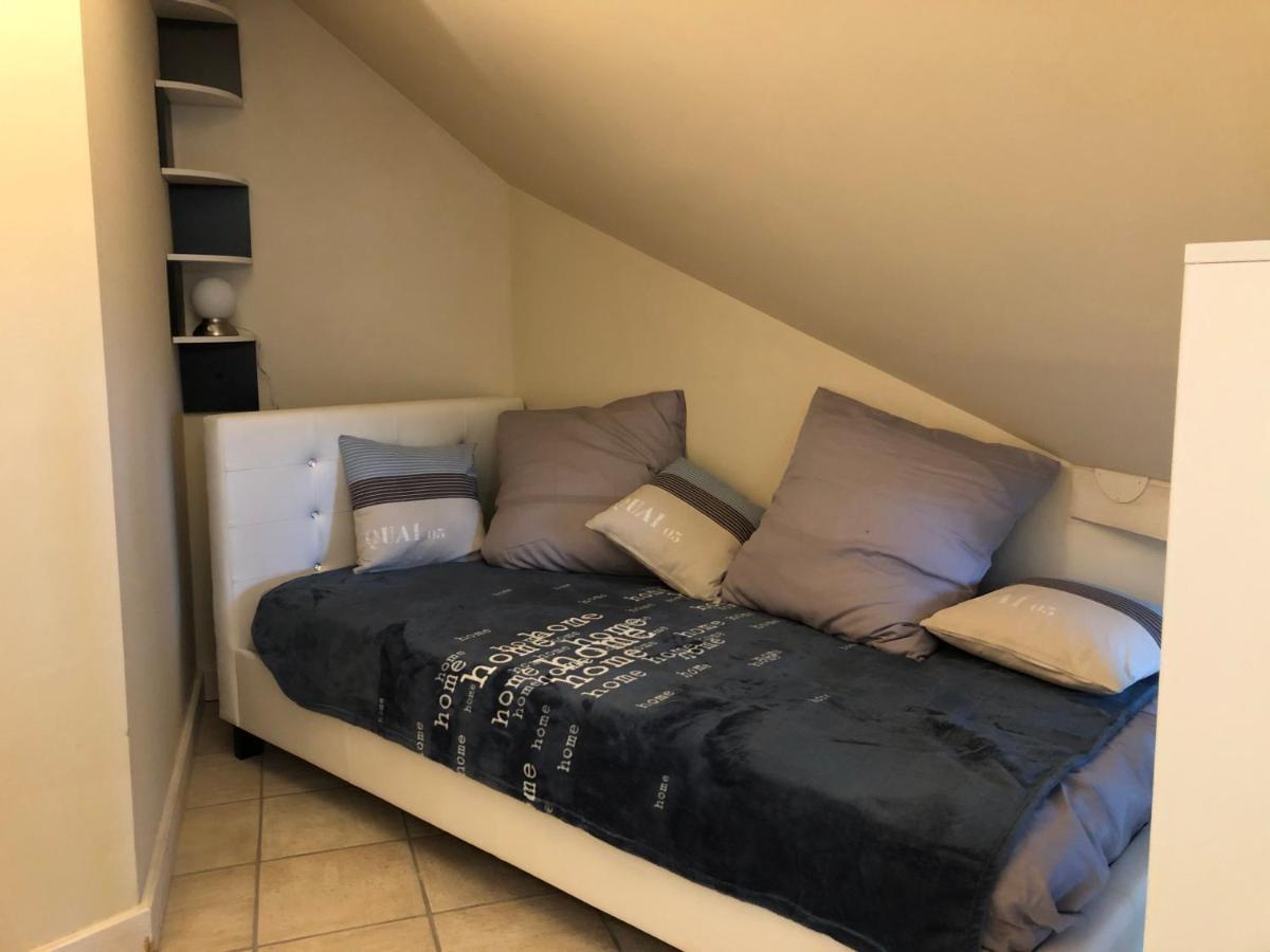 Logement atypique avec vue unique panoramique sur le lac d’Annecy, dans une résidence avec plage et ponton privée sur la commune de Duingt  Exterior foto