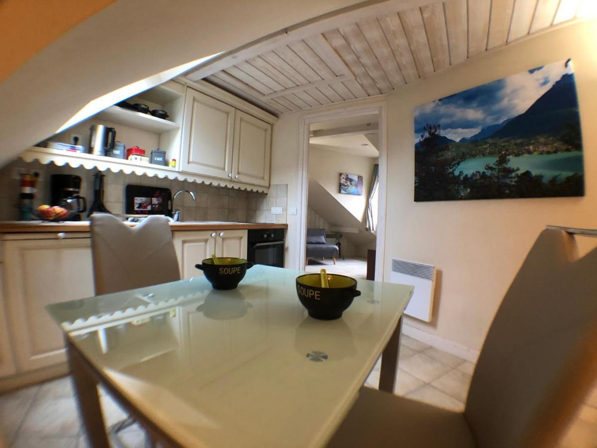 Logement atypique avec vue unique panoramique sur le lac d’Annecy, dans une résidence avec plage et ponton privée sur la commune de Duingt  Exterior foto