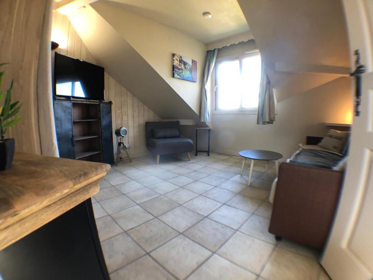 Logement atypique avec vue unique panoramique sur le lac d’Annecy, dans une résidence avec plage et ponton privée sur la commune de Duingt  Exterior foto