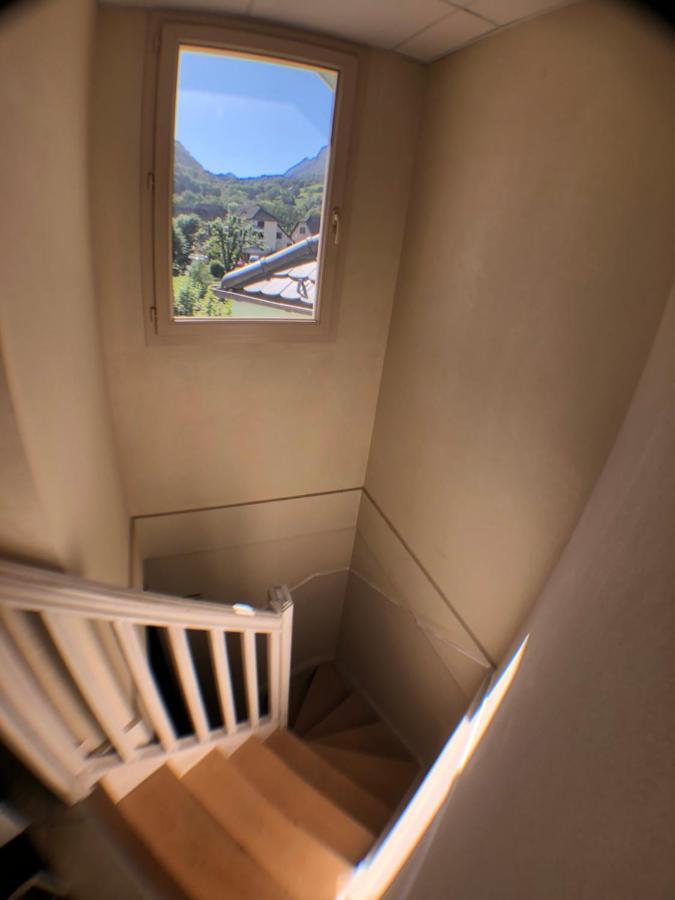 Logement atypique avec vue unique panoramique sur le lac d’Annecy, dans une résidence avec plage et ponton privée sur la commune de Duingt  Exterior foto
