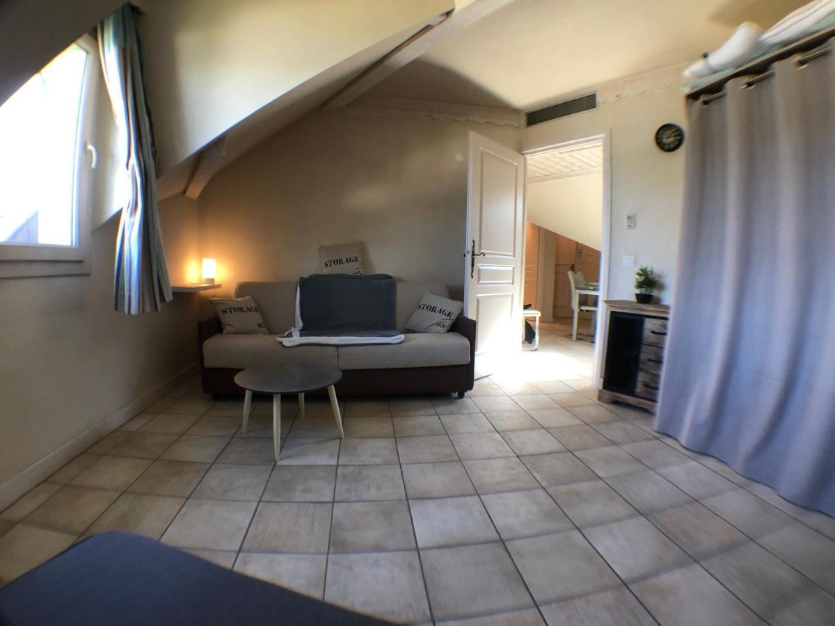 Logement atypique avec vue unique panoramique sur le lac d’Annecy, dans une résidence avec plage et ponton privée sur la commune de Duingt  Exterior foto